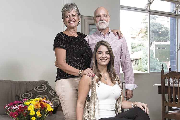 Os aposentados Cátia Maria e José Sebastião Abras com a filha Carolina: eles foram um dos primeiros a habitarem um dos poucos prédios do bairro no passado(foto: Cláudio Cunha/Encontro) Os aposentados Cátia Maria e José Sebastião Abras com a filha Carolina: eles foram um dos primeiros a habitarem um dos poucos prédios do bairro no passado(foto: Cláudio Cunha/Encontro)