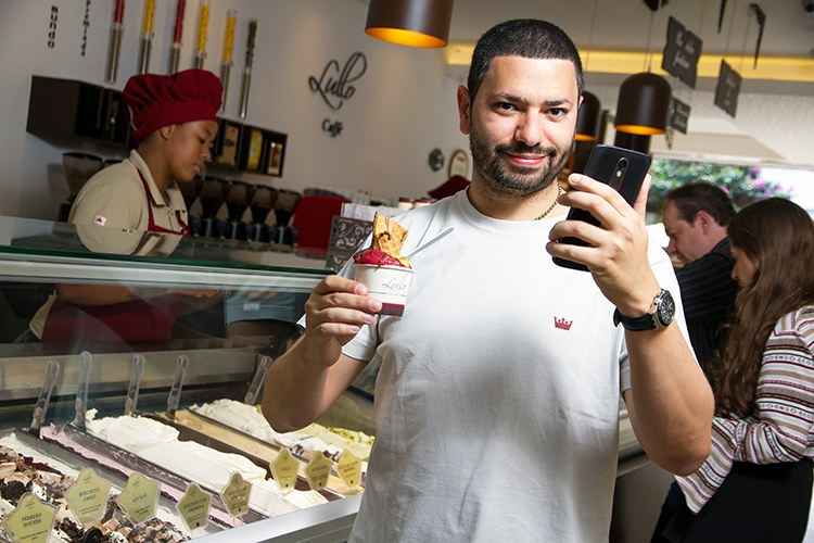 O biólogo Guilherme Marinho conheceu o cashback em uma ação promocional em uma sorveteria e agora usa correntemente: O biólogo Guilherme Marinho conheceu o cashback em uma ação promocional em uma sorveteria e agora usa correntemente: