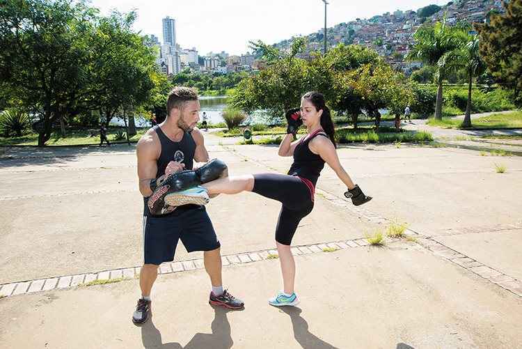 A turismóloga Fernanda Duarte mora no Luxemburgo, mas é na barragem que pratica muay thai com boxe, com o personal trainer Everaldo Marques: A turismóloga Fernanda Duarte mora no Luxemburgo, mas é na barragem que pratica muay thai com boxe, com o personal trainer Everaldo Marques: