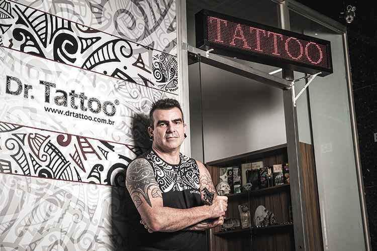 O tatuador Rogério Muzzi, proprietário do Dr. Tatoo: O tatuador Rogério Muzzi, proprietário do Dr. Tatoo: