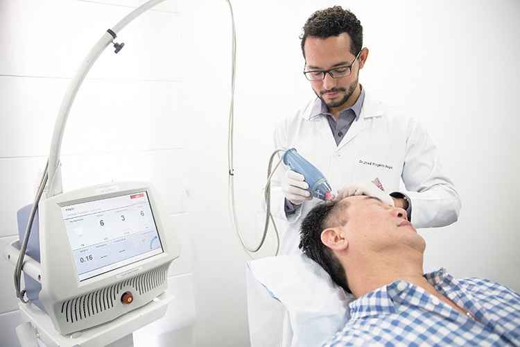 O dermatologista José Rogério Régis com o paciente Liu Fat Kong: a aplicação de laser fracionado e o microagulhamento
fizeram nascer novos fios no empresário(foto: Leo Araújo/Encontro) O dermatologista José Rogério Régis com o paciente Liu Fat Kong: a aplicação de laser fracionado e o microagulhamento
fizeram nascer novos fios no empresário(foto: Leo Araújo/Encontro)