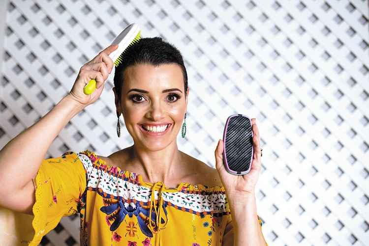 A terapeuta capilar Renata Fraga: limpeza correta e métodos naturais como massagens, ventosa e uso de ampolas com mix de ervas(foto: Leca Novo/Divulgação) A terapeuta capilar Renata Fraga: limpeza correta e métodos naturais como massagens, ventosa e uso de ampolas com mix de ervas(foto: Leca Novo/Divulgação)