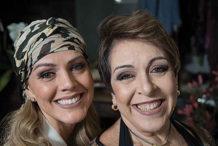 A bancária Fabiana Figueiredo e sua mãe, Vanessa Antunes: com a técnica, ela recuperou a autoestima depois de perder os pelos do corpo devido à alopécia areata(foto: Paulo Márcio/Encontro) A bancária Fabiana Figueiredo e sua mãe, Vanessa Antunes: com a técnica, ela recuperou a autoestima depois de perder os pelos do corpo devido à alopécia areata(foto: Paulo Márcio/Encontro)