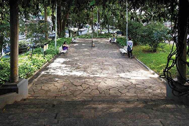Praça João Luiz Alves, mais conhecida como Marília de Dirceu, eleita por dois anos a melhor da cidade: tem sistema de irrigação que aproveita nascentes do entorno, projeto de troca de livros e até uma rádio comunitária(foto: Cláudio Cunha/Encontro) Praça João Luiz Alves, mais conhecida como Marília de Dirceu, eleita por dois anos a melhor da cidade: tem sistema de irrigação que aproveita nascentes do entorno, projeto de troca de livros e até uma rádio comunitária(foto: Cláudio Cunha/Encontro)