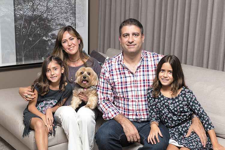 A carioca Marcela Borges Jayme trocou o mar pela praticidade, aconchego e amizades de Lourdes, onde mora com o marido Túlio, as filhas Inah e Gabriela e a cachorrinha Tucha: A carioca Marcela Borges Jayme trocou o mar pela praticidade, aconchego e amizades de Lourdes, onde mora com o marido Túlio, as filhas Inah e Gabriela e a cachorrinha Tucha: