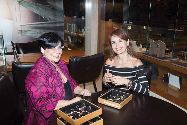A gerente da Manoel Bernardes, Stela Guimarães (à esq.), com a cliente Eliana Motta: fidelidade há duas décadas(foto: Ronaldo Dolabella/Encontro) A gerente da Manoel Bernardes, Stela Guimarães (à esq.), com a cliente Eliana Motta: fidelidade há duas décadas(foto: Ronaldo Dolabella/Encontro)