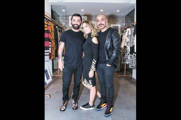 Os estilistas Lucas Magalhães (à esq.), Patrícia Bonaldi e Luíz Claudio Silva, da Nohda: investimento na crise
(foto: Divulgação) Os estilistas Lucas Magalhães (à esq.), Patrícia Bonaldi e Luíz Claudio Silva, da Nohda: investimento na crise
(foto: Divulgação)
