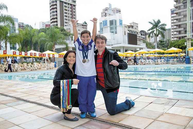 Aos 8 anos, Henrique dedica-se à natação e já coleciona algumas medalhas: apoio da mãe, a bancária Virgínia Pamplona Baya de Carvalho, e do pai, o consultor financeiro Cláudio Sales de Carvalho(foto: Cláudio Cunha/Encontro) Aos 8 anos, Henrique dedica-se à natação e já coleciona algumas medalhas: apoio da mãe, a bancária Virgínia Pamplona Baya de Carvalho, e do pai, o consultor financeiro Cláudio Sales de Carvalho(foto: Cláudio Cunha/Encontro)