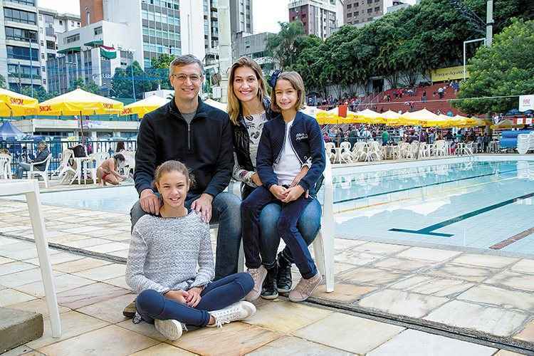 Filhas dos ex-nadadores profissionais Rogério Romero e Patrícia Comini, Beatriz e Laura, de 11 e 8 anos, já estão na equipe do Minas: Filhas dos ex-nadadores profissionais Rogério Romero e Patrícia Comini, Beatriz e Laura, de 11 e 8 anos, já estão na equipe do Minas: