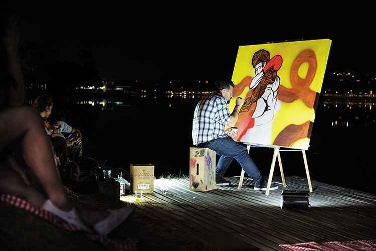 Artista Rogério Fernandes no Live Painting: visitantes acompanham ao vivo a pintura, à beira do espelho d´água(foto: Ronaldo Dolabella/Encontro) Artista Rogério Fernandes no Live Painting: visitantes acompanham ao vivo a pintura, à beira do espelho d´água(foto: Ronaldo Dolabella/Encontro)