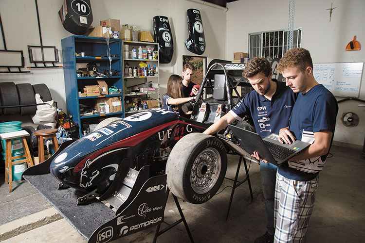 Estudantes na oficina da equipe: muito trabalho para não fazer feio na competição nacional(foto: Paulo Márcio/Encontro) Estudantes na oficina da equipe: muito trabalho para não fazer feio na competição nacional(foto: Paulo Márcio/Encontro)