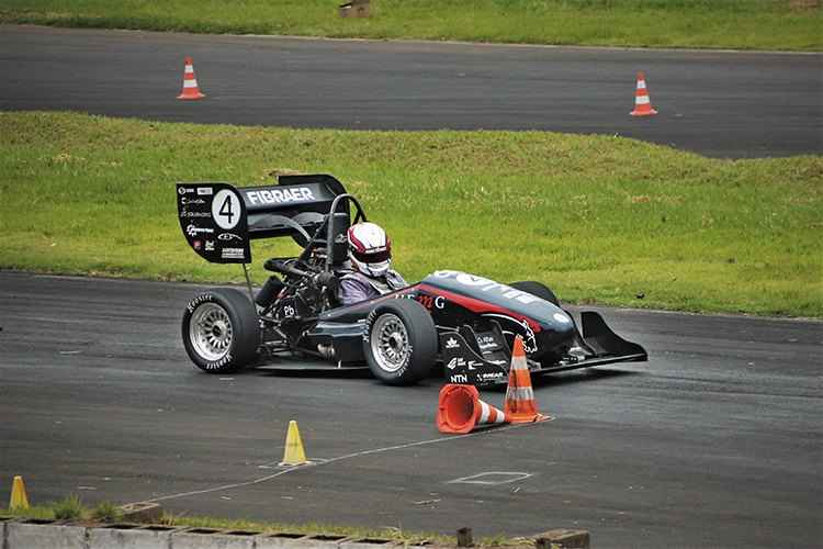 Carro da Fórmula UFMG no ano passado: conquista do sétimo lugar entre 50 equipes de todo o país(foto: Divulgação) Carro da Fórmula UFMG no ano passado: conquista do sétimo lugar entre 50 equipes de todo o país(foto: Divulgação)