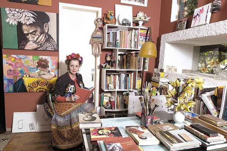 A empresária e artista plástica Agnes Farkasvolgyi, dona do Bouquet Garni, é outra craque em Frida e já fez algumas performances inspiradas pela pintora: casa retrata a admiração, com várias imagens da mexicana sobrancelhuda(foto: Ronaldo Dolabella/Encontro) A empresária e artista plástica Agnes Farkasvolgyi, dona do Bouquet Garni, é outra craque em Frida e já fez algumas performances inspiradas pela pintora: casa retrata a admiração, com várias imagens da mexicana sobrancelhuda(foto: Ronaldo Dolabella/Encontro)