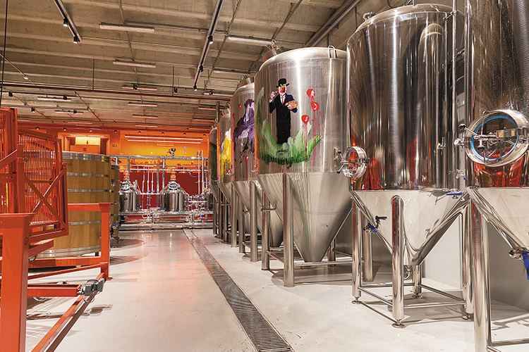 Alguns dos tonéis e barris que armazenam a bebida: espaço
de 1.900 m2 foi projetado pelo renomado arquiteto Gustavo Penna(foto: Ronaldo Dolabella/Encontro) Alguns dos tonéis e barris que armazenam a bebida: espaço
de 1.900 m2 foi projetado pelo renomado arquiteto Gustavo Penna(foto: Ronaldo Dolabella/Encontro)