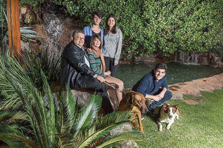 O advogado Bady Curi com a mulher, Iva, e os filhos Lucas, Aline e Bady Filho, (agachado): muita diversão ao lado do lago com cascata(foto: Ronaldo Dolabella/Encontro) O advogado Bady Curi com a mulher, Iva, e os filhos Lucas, Aline e Bady Filho, (agachado): muita diversão ao lado do lago com cascata(foto: Ronaldo Dolabella/Encontro)