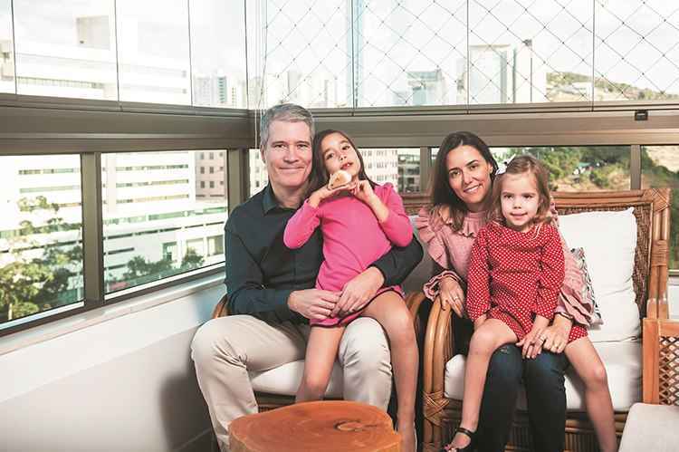 O empresário Eduardo Véras, a mulher, a advogada Patrícia Campos de Castro, e as filhas, Sofia (com o hamster Pipoca) e Helena, moram em prédio na última rua do Belvedere: O empresário Eduardo Véras, a mulher, a advogada Patrícia Campos de Castro, e as filhas, Sofia (com o hamster Pipoca) e Helena, moram em prédio na última rua do Belvedere:
