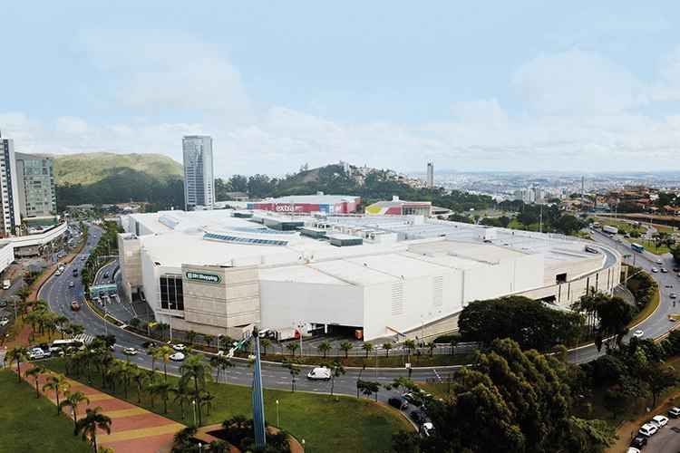 Vista aérea do mall: a iluminação das vias e os meios de transporte chegaram ao Belvedere depois do empreendimento(foto: Gláucia Rodrigues/Encontro) Vista aérea do mall: a iluminação das vias e os meios de transporte chegaram ao Belvedere depois do empreendimento(foto: Gláucia Rodrigues/Encontro)