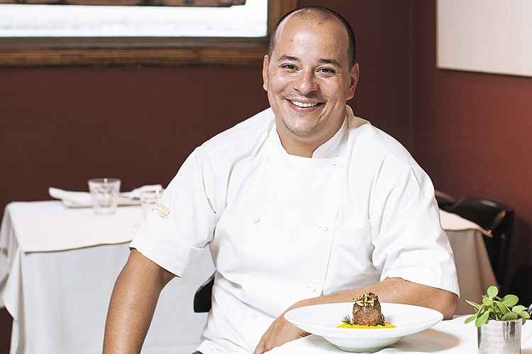 Do restaurante A Favorita, em Lourdes, o chef Caetano Sobrinho leva suas receitas contemporâneas: responsável por um dos festins(foto: Denis Medeiros/Encontro) Do restaurante A Favorita, em Lourdes, o chef Caetano Sobrinho leva suas receitas contemporâneas: responsável por um dos festins(foto: Denis Medeiros/Encontro)