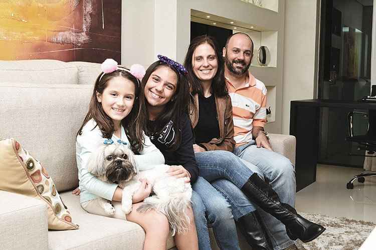 Os engenheiros Fausto Alves de Carvalho e Juliana Tavares Nogueira moram na rua Pernambuco com as filhas Ana Luiza e Manuela: escola, lazer, compras e serviços sem precisar sair do bairro(foto: Violeta Andrada/Encontro) Os engenheiros Fausto Alves de Carvalho e Juliana Tavares Nogueira moram na rua Pernambuco com as filhas Ana Luiza e Manuela: escola, lazer, compras e serviços sem precisar sair do bairro(foto: Violeta Andrada/Encontro)