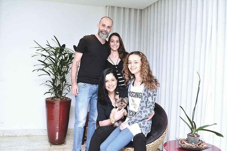 O médico Luiz Carlos Teixeira, a mulher, Fernanda de Mello Teixeira, e as filhas Luiza e Júlia, com a Yorkshire Terrier Cacau Sweet Angels: namoro e casamento entre a Savassi e Funcionários(foto: Violeta Andrada/Encontro) O médico Luiz Carlos Teixeira, a mulher, Fernanda de Mello Teixeira, e as filhas Luiza e Júlia, com a Yorkshire Terrier Cacau Sweet Angels: namoro e casamento entre a Savassi e Funcionários(foto: Violeta Andrada/Encontro)