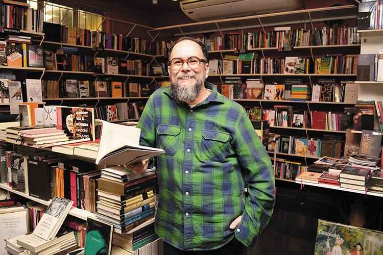 O livreiro Alencar Perdigão, dono da Quixote, há 14 anos na Rua Fernandes Tourinho: O livreiro Alencar Perdigão, dono da Quixote, há 14 anos na Rua Fernandes Tourinho: