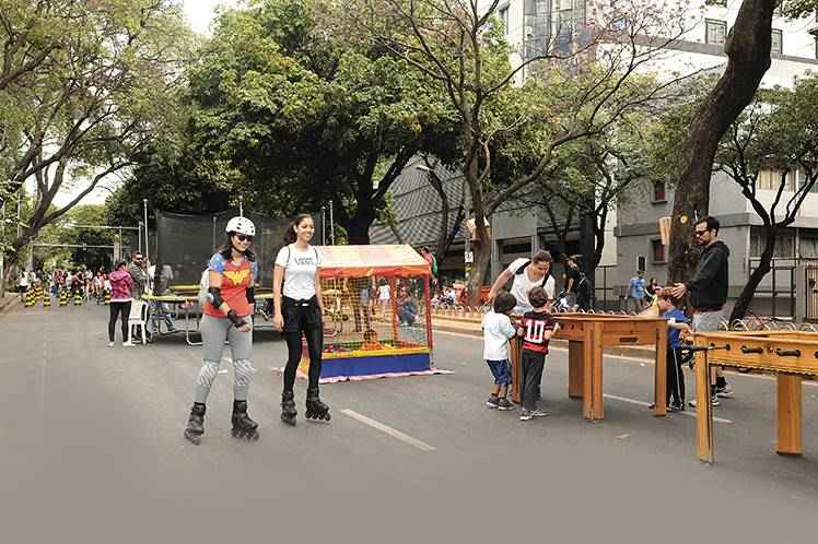A avenida Getúlio Vargas, com brinquedos para a garotada e jovens andando de patins: sem trânsito das 9h às 14h aos domingos(foto: Gláucia Rodrigues/Encontro) A avenida Getúlio Vargas, com brinquedos para a garotada e jovens andando de patins: sem trânsito das 9h às 14h aos domingos(foto: Gláucia Rodrigues/Encontro)