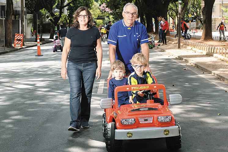 O engenheiro Tarcísio Menezes com sua mulher, Magda, e os filhos Pedro e Felipe: tempo para olhar a Savassi sem pressa(foto: Gláucia Rodrigues/Encontro) O engenheiro Tarcísio Menezes com sua mulher, Magda, e os filhos Pedro e Felipe: tempo para olhar a Savassi sem pressa(foto: Gláucia Rodrigues/Encontro)