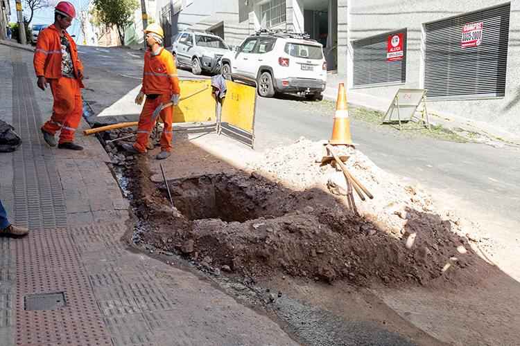 Implantação de um dos dutos da Gasmig na rua Professor Aníbal de Mattos, no Santo Antônio: Gutierrez, Prado e Coração Eucarístico são os próximos bairros a receber a novidade(foto: Ronaldo Dolabella/Encontro) Implantação de um dos dutos da Gasmig na rua Professor Aníbal de Mattos, no Santo Antônio: Gutierrez, Prado e Coração Eucarístico são os próximos bairros a receber a novidade(foto: Ronaldo Dolabella/Encontro)
