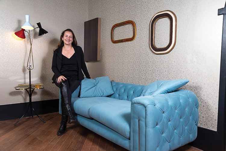 Mariana Nogueira, diretora da Diversa Arquitetura, criou na Casa Cor uma sala feminina para vestir, com peças das décadas de 1950 e 1960: Mariana Nogueira, diretora da Diversa Arquitetura, criou na Casa Cor uma sala feminina para vestir, com peças das décadas de 1950 e 1960: