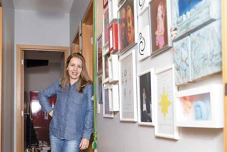 Garimpo: a psicanalista Ana Maria Batista fez em sua casa um corredor com recordações da família(foto: Ronaldo Dolabella/Encontro) Garimpo: a psicanalista Ana Maria Batista fez em sua casa um corredor com recordações da família(foto: Ronaldo Dolabella/Encontro)
