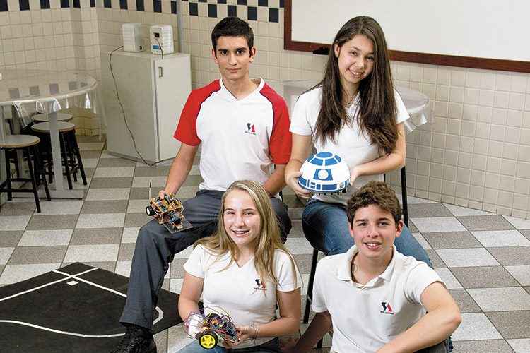 Rafael Silluzio, Júlia Cerqueira (em cima), Júlia Rocha e Matheus Coelho: na aula de robótica do Colégio Santo Agostinho, conceitos como trabalho em equipe, planejamento e organização do tempo são importantes em todas as etapas do curso(foto: Cláudio Cunha/Encontro) Rafael Silluzio, Júlia Cerqueira (em cima), Júlia Rocha e Matheus Coelho: na aula de robótica do Colégio Santo Agostinho, conceitos como trabalho em equipe, planejamento e organização do tempo são importantes em todas as etapas do curso(foto: Cláudio Cunha/Encontro)