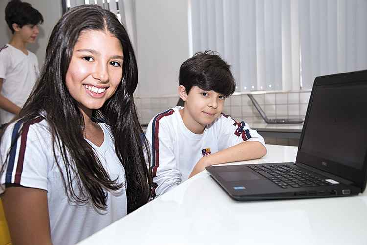 Estela Souto e Joaquim Gomes transformaram o Rio Nilo e seus personagens em uma animação: atividade no Colégio Loyola reforça o conteúdo da sala de aula usando como ferramenta o pensamento computacional(foto: Ronaldo Dolabella/Encontro) Estela Souto e Joaquim Gomes transformaram o Rio Nilo e seus personagens em uma animação: atividade no Colégio Loyola reforça o conteúdo da sala de aula usando como ferramenta o pensamento computacional(foto: Ronaldo Dolabella/Encontro)