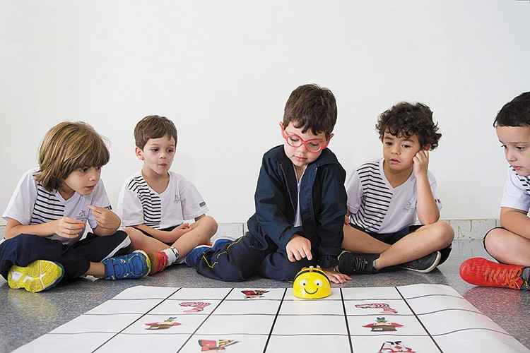 Os alunos Rafael Freire Nunes, Giovanni Carvalho Loschi, Bernardo Guido Santos e Otto Faria Bernardes (da esq. para a dir.), da Fundação Torino: desde a educação infantil a escola busca desenvolver o pensamento lógico(foto: Divulgação) Os alunos Rafael Freire Nunes, Giovanni Carvalho Loschi, Bernardo Guido Santos e Otto Faria Bernardes (da esq. para a dir.), da Fundação Torino: desde a educação infantil a escola busca desenvolver o pensamento lógico(foto: Divulgação)