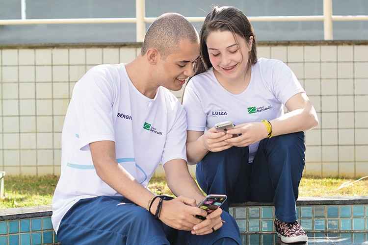 Sérgio dos Santos e Luiza Barros são alunos do Colégio Bernoulli: aplicativo criado pela escola colocou a sala de aula na palma da mão e potencializou a rotina de estudos para o Enem(foto: Violeta Andrada/Encontro) Sérgio dos Santos e Luiza Barros são alunos do Colégio Bernoulli: aplicativo criado pela escola colocou a sala de aula na palma da mão e potencializou a rotina de estudos para o Enem(foto: Violeta Andrada/Encontro)