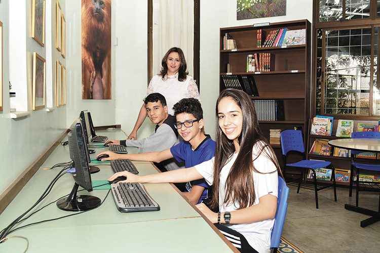 Otávio Luiz Gerth, João Pedro Barbosa e Aniele Knop Pio, observados pela diretora do Coleguium, Daniele Passagli: jogos de matemática e aplicativos garantem autonomia aos estudantes(foto: Violeta Andrada/Encontro) Otávio Luiz Gerth, João Pedro Barbosa e Aniele Knop Pio, observados pela diretora do Coleguium, Daniele Passagli: jogos de matemática e aplicativos garantem autonomia aos estudantes(foto: Violeta Andrada/Encontro)