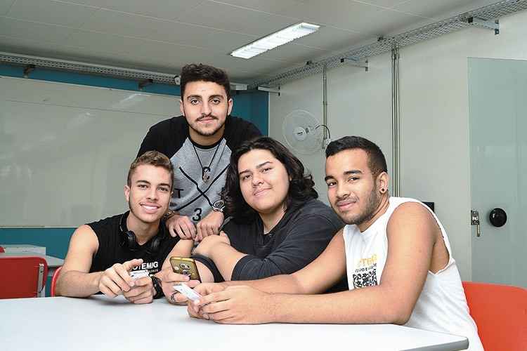 Igor Macedo, Diego Rates, Arthur Lemes e Joey Clapton (da esq. para a dir.), estudantes do Colégio Cotemig: desenvolvimento de aplicativo para ajudar o produtor de leite a monitorar a qualidade do alimento e conhecer seu custo de produção (foto: Violeta Andrada/Encontro) Igor Macedo, Diego Rates, Arthur Lemes e Joey Clapton (da esq. para a dir.), estudantes do Colégio Cotemig: desenvolvimento de aplicativo para ajudar o produtor de leite a monitorar a qualidade do alimento e conhecer seu custo de produção (foto: Violeta Andrada/Encontro)
