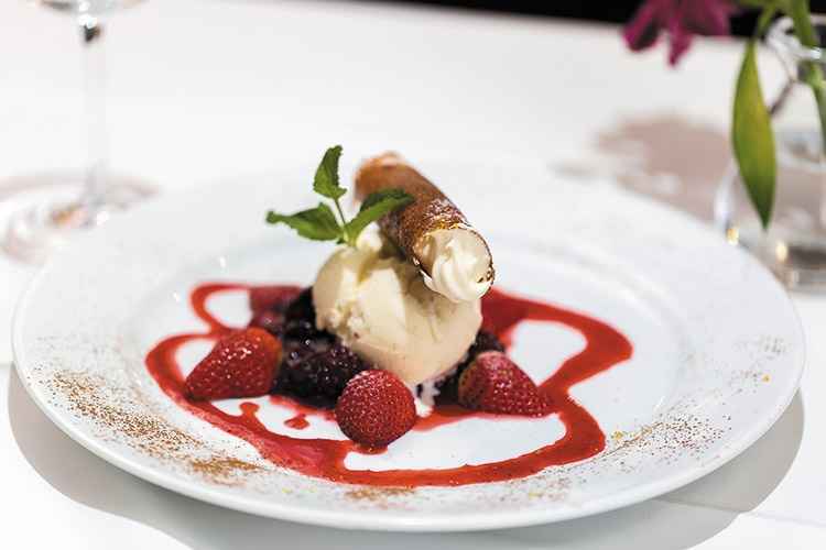Cornetto crocante com creme de mascarpone, frutas vermelhas e sorvete: uma das receitas clássicas do restaurante(foto: Ronaldo Dolabella/Encontro) Cornetto crocante com creme de mascarpone, frutas vermelhas e sorvete: uma das receitas clássicas do restaurante(foto: Ronaldo Dolabella/Encontro)