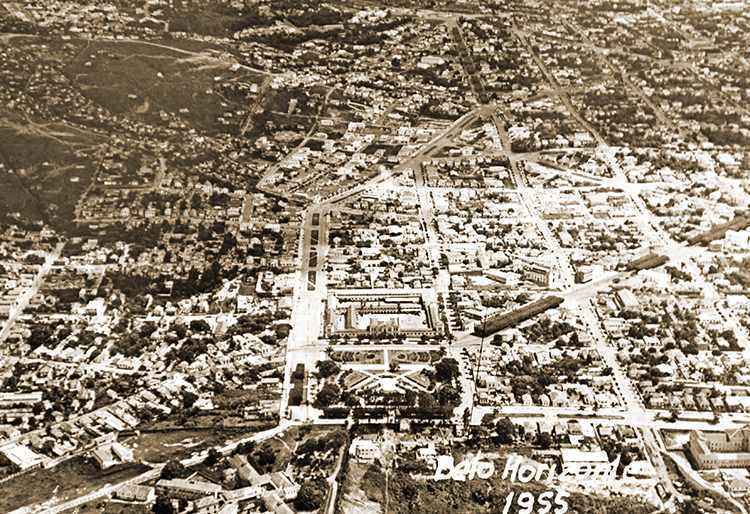 Vista aérea do bairro em 1955: ruas homenageiam tenentes, majores e coronéis que moravam na região(foto: Acervo José Góes/Reprodução Maíra Vieira) Vista aérea do bairro em 1955: ruas homenageiam tenentes, majores e coronéis que moravam na região(foto: Acervo José Góes/Reprodução Maíra Vieira)