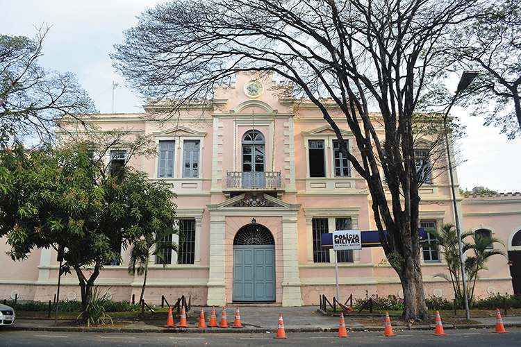 Fachada do 1º Batalhão da PM, em frente à praça Floriano Peixoto: marco zero do bairro, edificação possui muro de mais de 1 metro de espessura para aguentar tiros de canhão(foto: Violeta Andrada/Encontro) Fachada do 1º Batalhão da PM, em frente à praça Floriano Peixoto: marco zero do bairro, edificação possui muro de mais de 1 metro de espessura para aguentar tiros de canhão(foto: Violeta Andrada/Encontro)