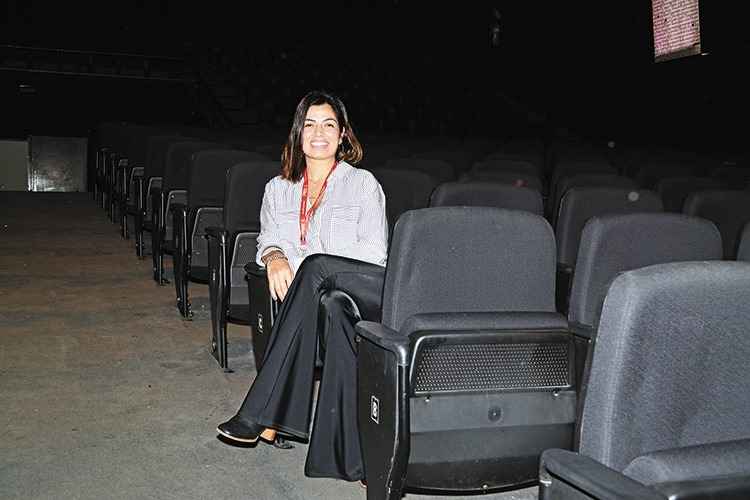 A gerente do centro cultural Nansen Araújo, do Sesiminas, no teatro para 664 pessoas: espaço conta com 11 mil m2 para atividades diversas(foto: Violeta Andrada/Encontro) A gerente do centro cultural Nansen Araújo, do Sesiminas, no teatro para 664 pessoas: espaço conta com 11 mil m2 para atividades diversas(foto: Violeta Andrada/Encontro)