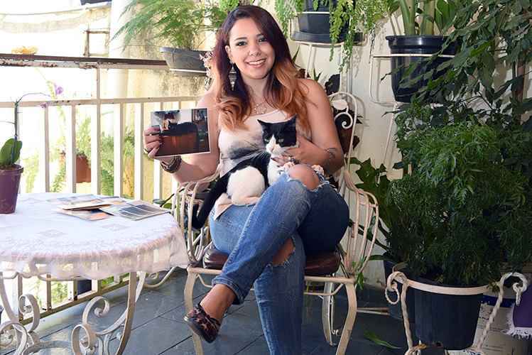 Após a morte do gato Lord, a gerente Luiza Papini recuperou a alegria com a gatinha Nina: Após a morte do gato Lord, a gerente Luiza Papini recuperou a alegria com a gatinha Nina: