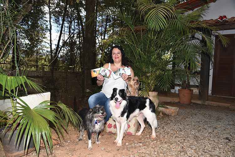 Junto de seus cães Dama, Zorro e Olívia, a ginecologista Samia Jabour guarda lembranças do yorkshire Brutus, que viveu até os 16 anos: Junto de seus cães Dama, Zorro e Olívia, a ginecologista Samia Jabour guarda lembranças do yorkshire Brutus, que viveu até os 16 anos: