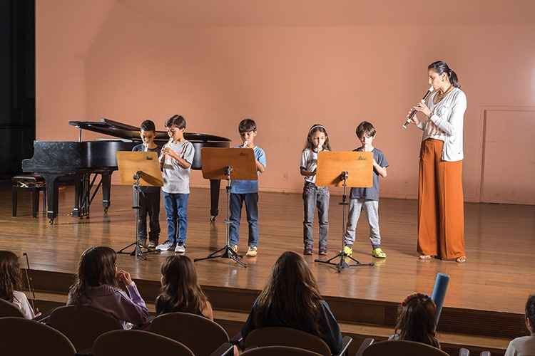 Alunos do curso de flauta da Fundação de Educação Artística, com a professora Marta Milagres: tocar em conjunto funciona como incentivo para as crianças(foto: Ronaldo Dolabella/Encontro) Alunos do curso de flauta da Fundação de Educação Artística, com a professora Marta Milagres: tocar em conjunto funciona como incentivo para as crianças(foto: Ronaldo Dolabella/Encontro)