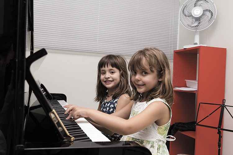 Com 6 anos, Olívia Terra e Antonia Teles de Araújo dividem o teclado do piano: uma ajuda a outra a descobrir as melodias nas teclas brancas e pretas do instrumento(foto: Ronaldo Dolabella/Encontro) Com 6 anos, Olívia Terra e Antonia Teles de Araújo dividem o teclado do piano: uma ajuda a outra a descobrir as melodias nas teclas brancas e pretas do instrumento(foto: Ronaldo Dolabella/Encontro)