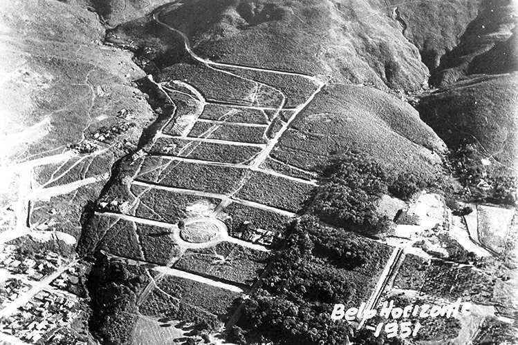Imagem aérea da região ocupada pelo bairro Sion, em 1951: à direita, o antigo Colégio Sion; ao centro a atual praça Nova York(foto: Colégio Santa Dorotéia/Divulgação) Imagem aérea da região ocupada pelo bairro Sion, em 1951: à direita, o antigo Colégio Sion; ao centro a atual praça Nova York(foto: Colégio Santa Dorotéia/Divulgação)