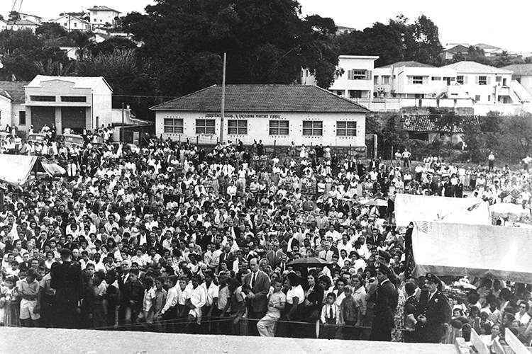 Imagem da antiga rua Alfenas, atual avenida Nossa Senhora do Carmo: fiéis se aglomeram em um dos festejos promovidos pela Paróquia Nossa Senhora do Carmo(foto: Arquivo Igreja Nossa Senhora do Carmo) Imagem da antiga rua Alfenas, atual avenida Nossa Senhora do Carmo: fiéis se aglomeram em um dos festejos promovidos pela Paróquia Nossa Senhora do Carmo(foto: Arquivo Igreja Nossa Senhora do Carmo)