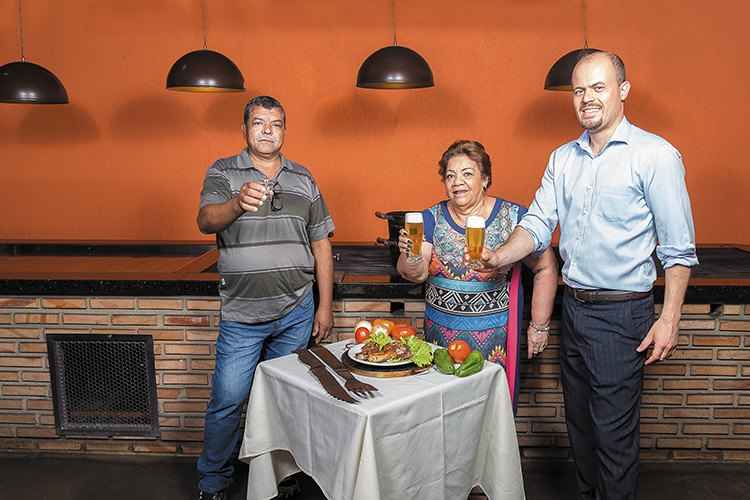 José João dos Santos, do Bar du João; Maria da Penha Gerônimo de Castro, do Tia Penha; e Moizés Ramos,
do Incrível: petiscos e bebidas a postos para conquistar os clientes(foto: Ronaldo Dolabella/Encontro) José João dos Santos, do Bar du João; Maria da Penha Gerônimo de Castro, do Tia Penha; e Moizés Ramos,
do Incrível: petiscos e bebidas a postos para conquistar os clientes(foto: Ronaldo Dolabella/Encontro)