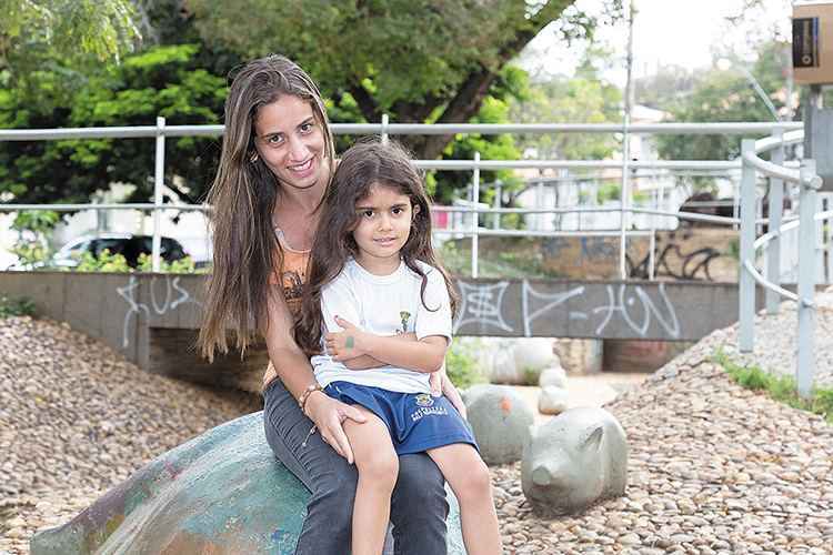 Juliane Roberta Monteiro com a filha Helena: Juliane Roberta Monteiro com a filha Helena: