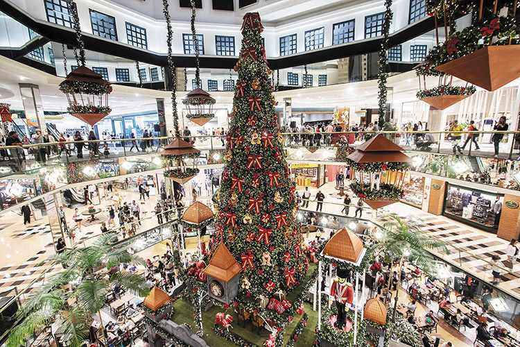 Palácios, soldados da guarda real inglesa e carrossel estilo vintage com tronos giratórios tomaram conta
do DiamondMall: até agora, movimento cresceu 8% na comparação com a campanha de 2016(foto: Carol Reis/Divulgação) Palácios, soldados da guarda real inglesa e carrossel estilo vintage com tronos giratórios tomaram conta
do DiamondMall: até agora, movimento cresceu 8% na comparação com a campanha de 2016(foto: Carol Reis/Divulgação)