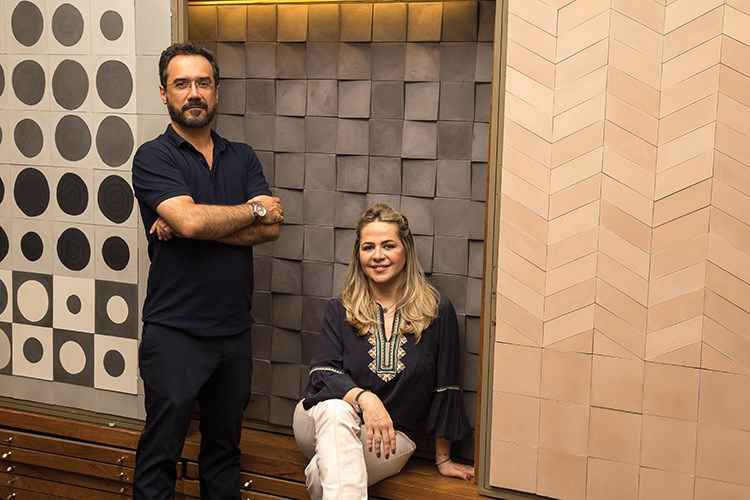 O arquiteto João Carlos Moreira Filho e a designer de interiores Maria Thereza Terence, da Morence Arquitetura Design: para eles, os revestimentos, independentemente do material, estão bem próximos dos produtos naturais(foto: Ronaldo Dolabella/Encontro) O arquiteto João Carlos Moreira Filho e a designer de interiores Maria Thereza Terence, da Morence Arquitetura Design: para eles, os revestimentos, independentemente do material, estão bem próximos dos produtos naturais(foto: Ronaldo Dolabella/Encontro)